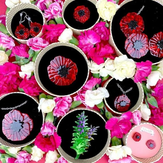 Necklace: Poppy Field pendant - red [mini] - Image 3